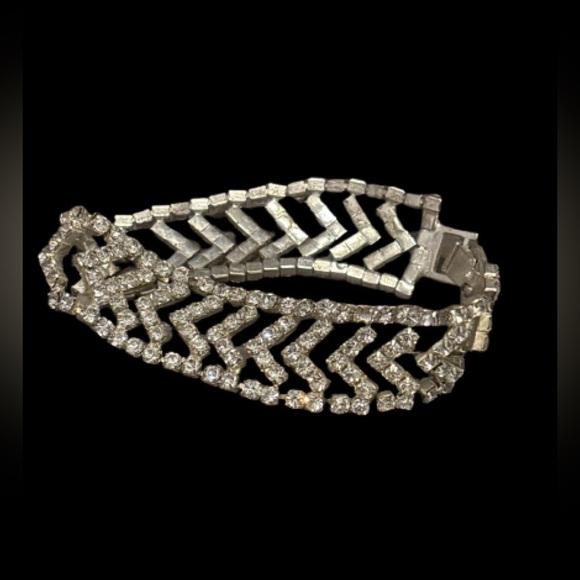 Elegant Silver Crystal Bracelet - Picture 6 of 9